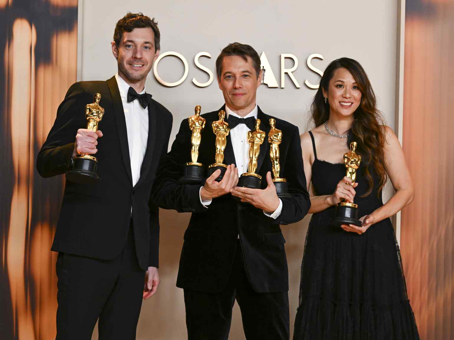 Alex Coco, Sean Baker, şi Samantha Quan cu Premiile Oscar pentru Anora