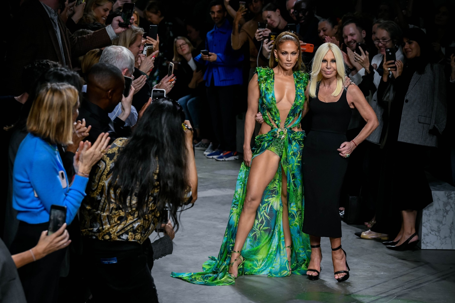 Adio, dar niciodată despărțire: Donatella Versace lasă moștenirea sa de neuitat în modă!